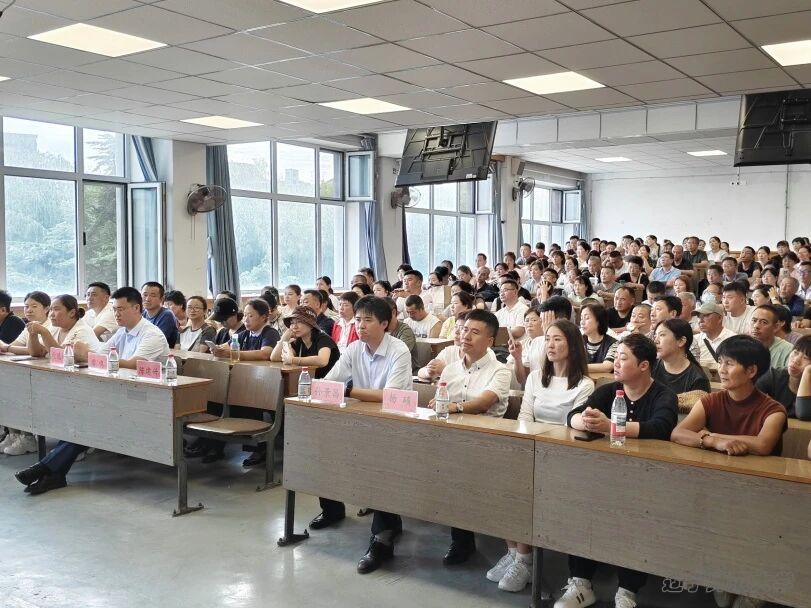 做爱视频成功召开2025级新生家长会